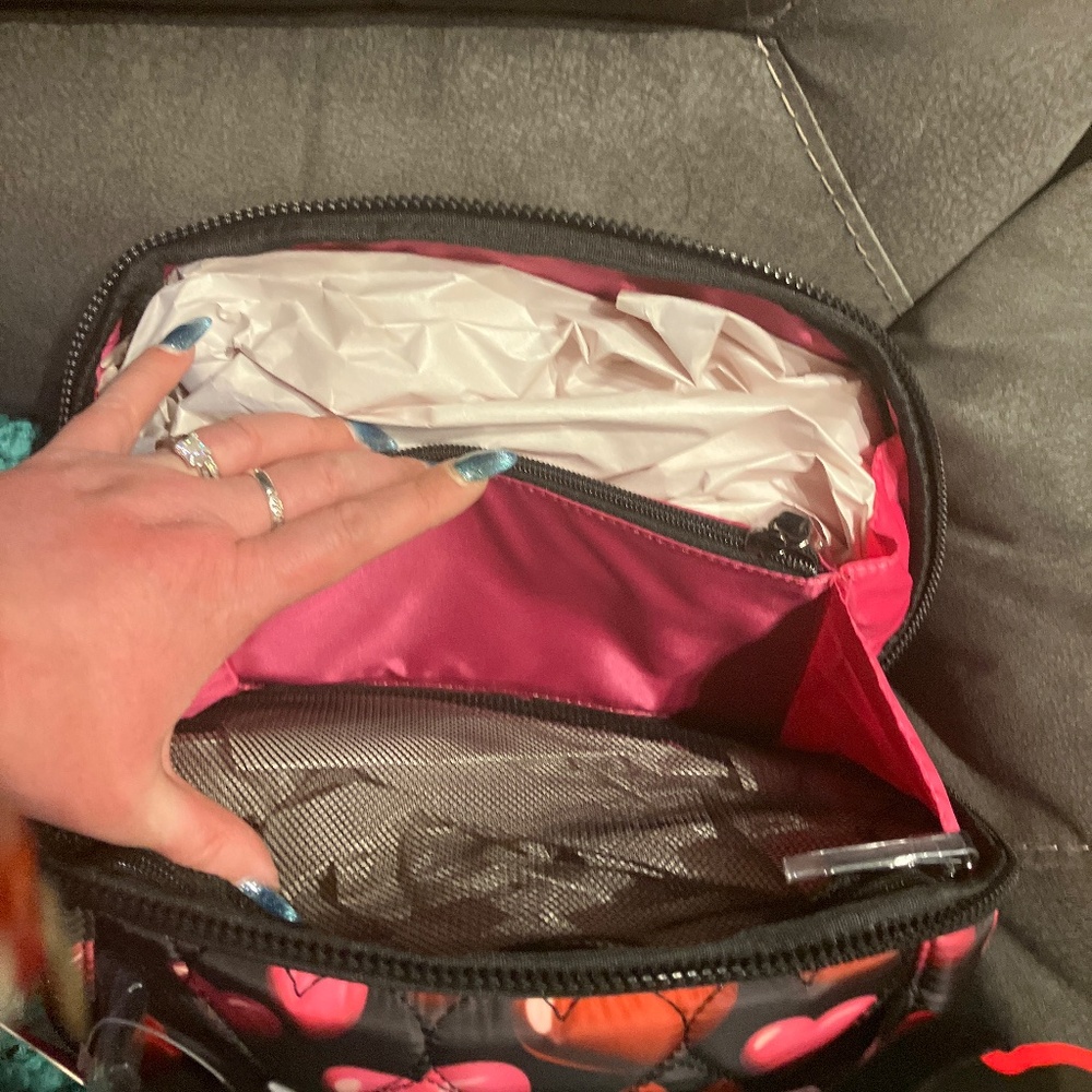 Betsy Johnson Hearts 💕 Loaf Cosmetic Bag W/Mirror - Picture 10 of 10